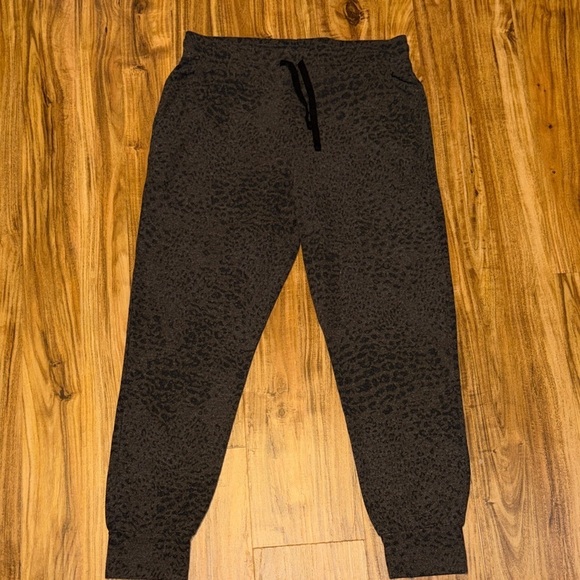 Sundry Pants - Sundry women’s 3 large 12 joggers pants lounge Athleisure Charcoal leopard print